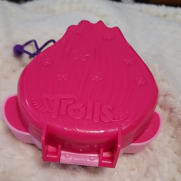 Poly Pocket & Dream Works Trolls Compact Play Set - Picture 2 of 10